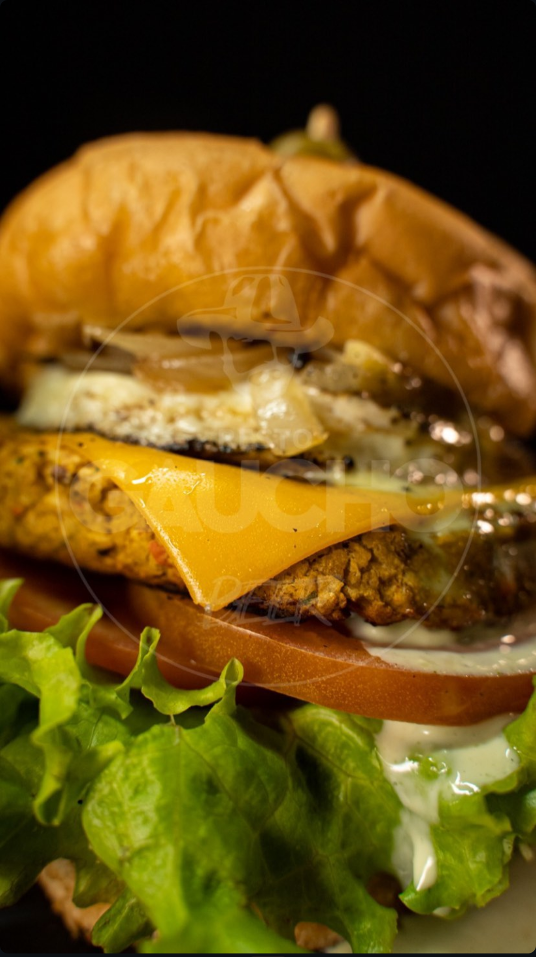 Hamburguesa con cheddar, lechuga y tomate de Resto Gaucho Beer