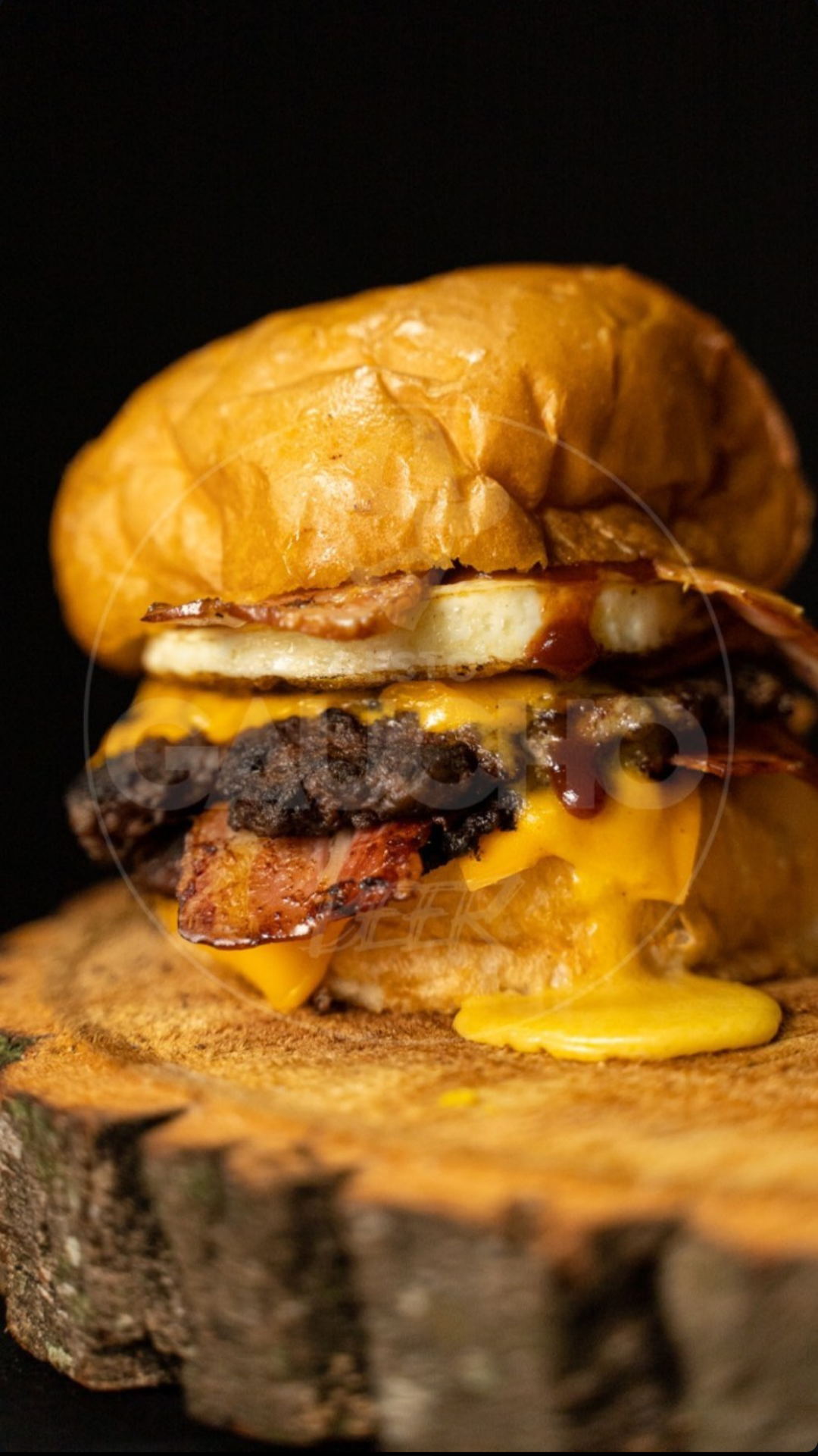 Hamburguesa doble con cheddar y panceta de Resto Gaucho Beer