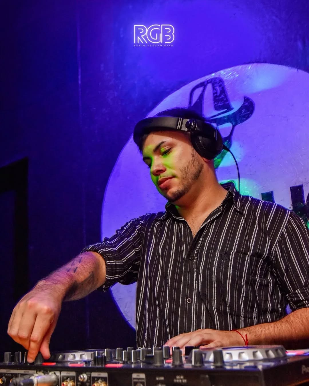 DJ animando la noche en Resto Gaucho Beer
