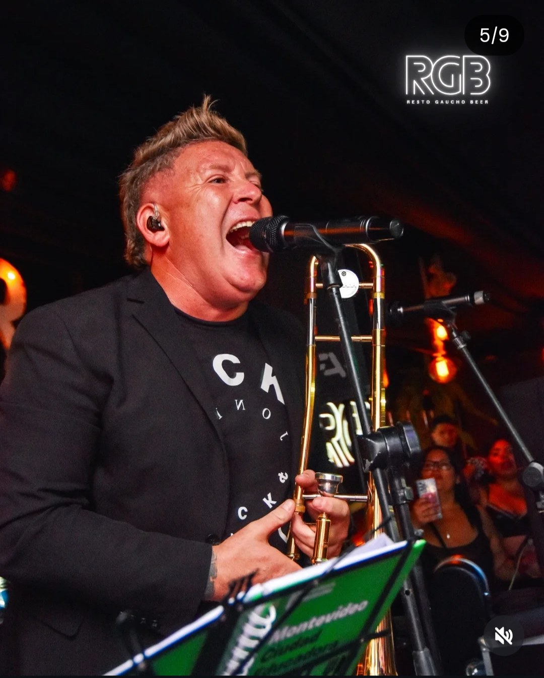 Banda en vivo tocando en RGB Montevideo