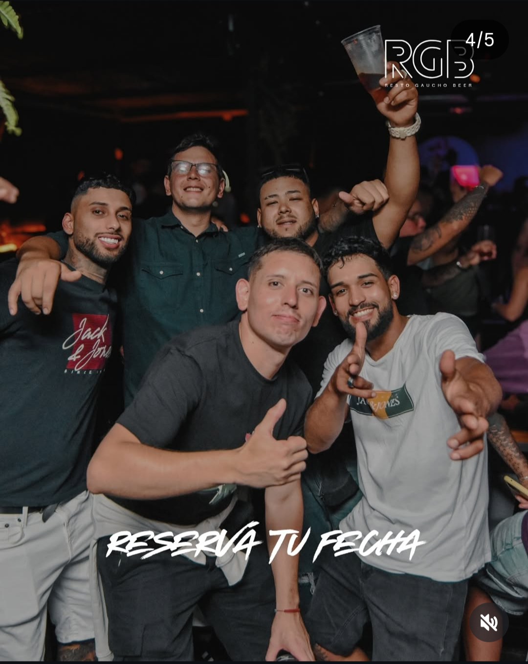 Amigos brindando en un evento privado en RGB