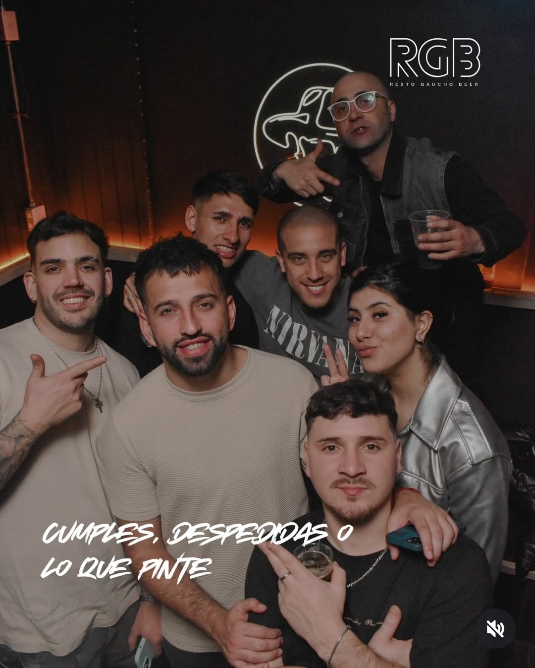 Grupo festejando un cumpleaños en Resto Gaucho Beer